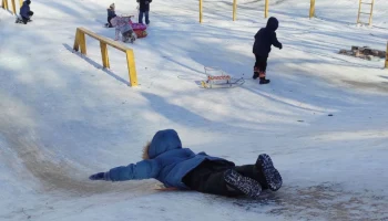&laquo;Сделайте детям горки&raquo;: калужане предложили полезно использовать снежные навалы, но власти идею не п