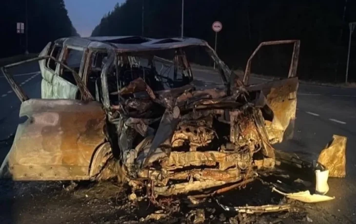 На калужской автодороге автомобиль на полной скорости врезался в автобус На калужской автодороге автомобиль на полной скорости врезался в автобус