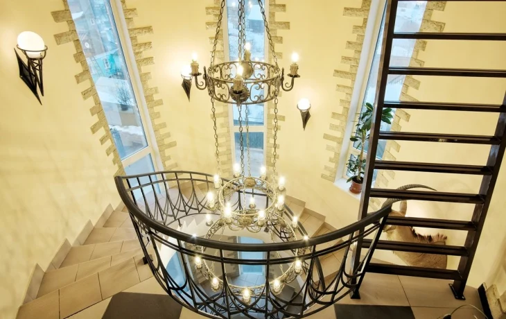 Трёхэтажный замок с бассейном и VIP-залом продают в Калужской области за 131 млн