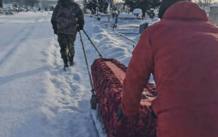 Еще один гроб на санках &laquo;путешествует&raquo; по калужским соцсетям