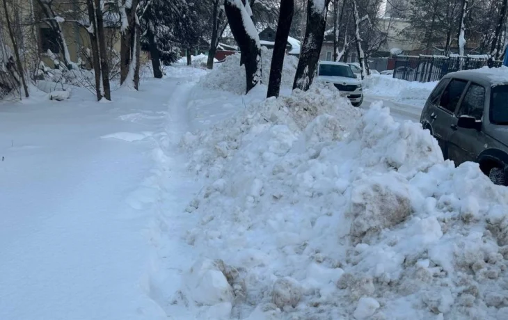 В Калуге после очистки проезжей части снег свалили на тротуар