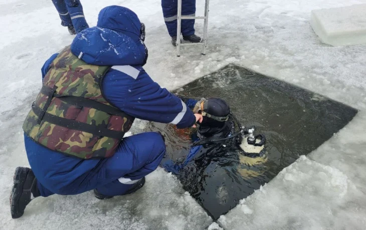 Калужские спасатели помогают в поисках детей,  провалившихся под лед в Брянске