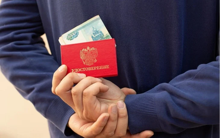 Сотрудник калужского МВД попался на крупной взятке в 3 миллиона рублей