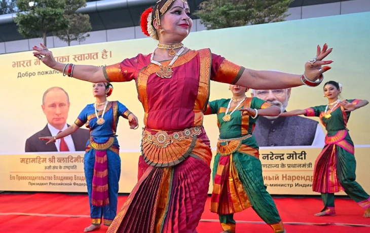 Портреты окуривали благовониями на удачу, девушки танцевали в национальных костюмах: как Индия встре