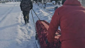 Еще один гроб на санках &laquo;путешествует&raquo; по калужским соцсетям