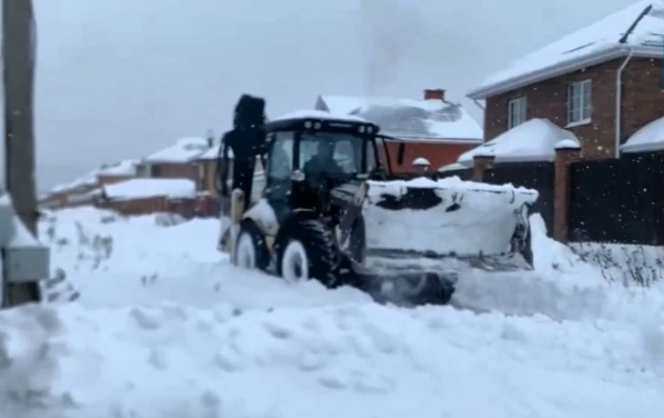 Более 100 единиц техники вышли на уборку Калуги от снега 11 января