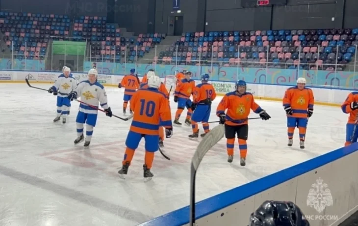 В Калуге прошла игра Офицерской хоккейной лиги между командами МЧС и МВД В Калуге прошла игра Офицерской хоккейной лиги между командами МЧС и МВД