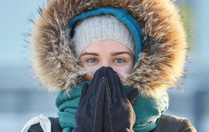 «Я не мерзлячка, это ты слишком горячий»: почему женщины чувствуют холод сильнее мужчин