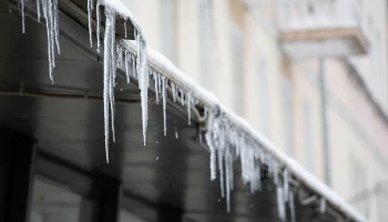 В Калуге возбудят дела в отношении 10 директоров УК за снег и сосульки на крышах