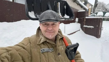 Калужские чиновники вышли с лопатами на уборку снега