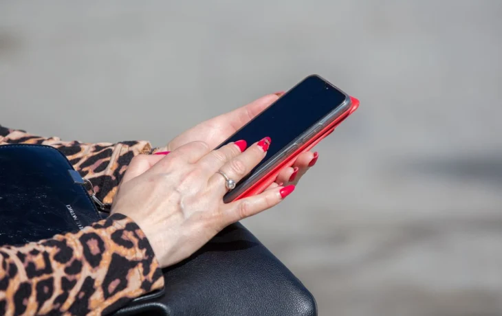 Пожилой калужанин украл и продал найденный телефон