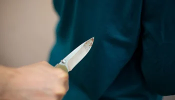 В Калуге задержан мужчина, нанесший тяжелое ножевое ранение сожителю дочери