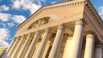 Калужский драмтеатр снова ищет непьющего дворника