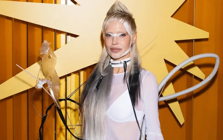 Глюкоза объяснила смысл своего необычного костюма и рассказала о своем расцвете: «Всегда нужно думат