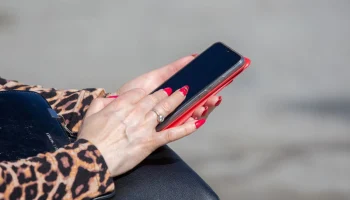 В 50% случаев мошенничества жертвы сами передают деньги злоумышленникам