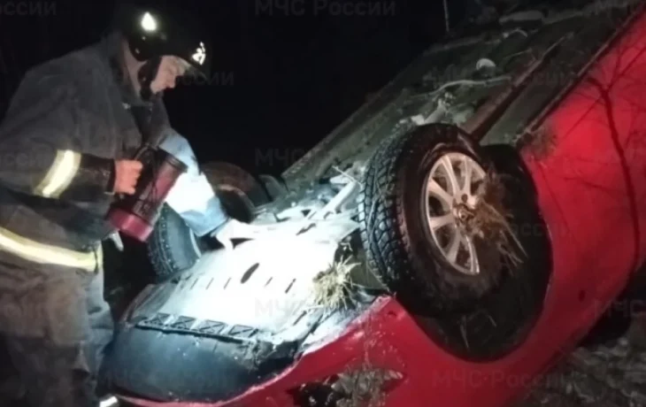 Иномарка вылетела в кювет и перевернулась на калужской трассе Иномарка вылетела в кювет и перевернулась на калужской трассе