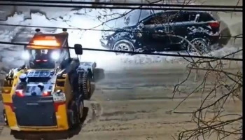 Снежный тупик: как брошенные машины в Калуге мешают городу откопаться