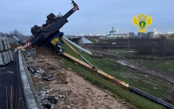 Водитель крана погиб во время дорожных работ в Калужской области
