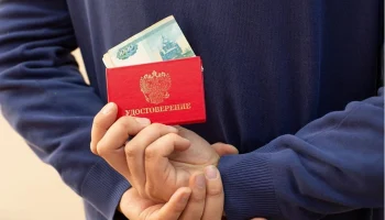 Сотрудник калужского МВД попался на крупной взятке в 3 миллиона рублей