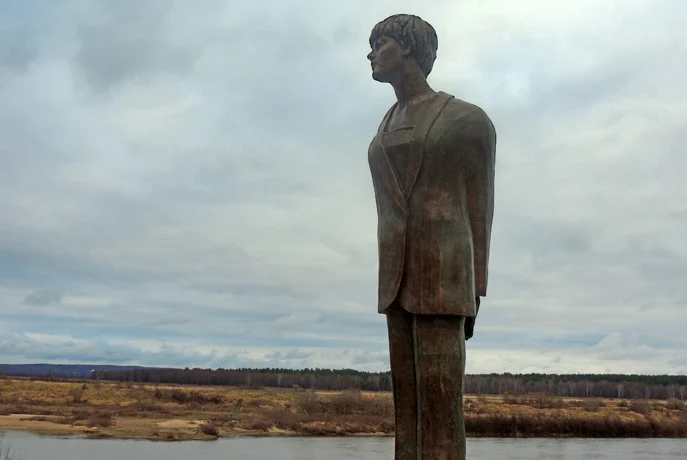 Памятник Белле Ахмадулиной