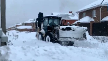 Более 100 единиц техники вышли на уборку Калуги от снега 11 января