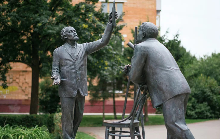 Скульптурная композиция «Встреча Королёва и Циолковского» Скульптурная композиция «Встреча Королёва и Циолковского»