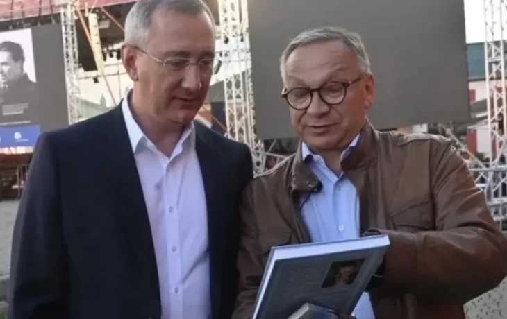 Владислав Шапша поздравил Игоря Угольникова с вручением Ордена Почета