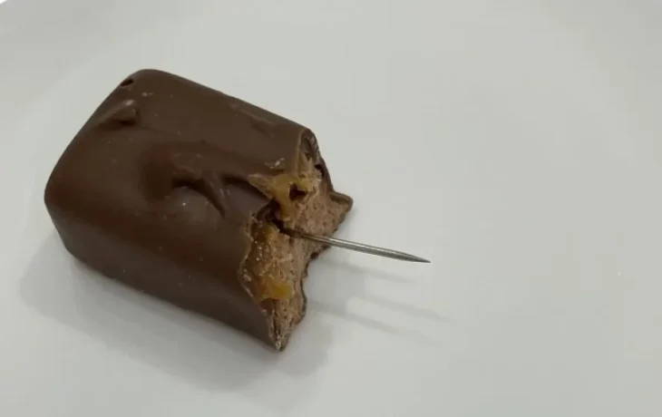 Воюют с детьми? Иглу, найденную в шоколадке, могли заложить террористы