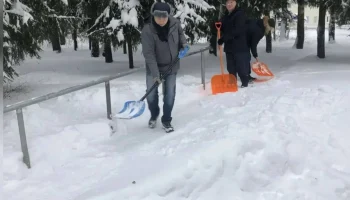 Калужские чиновники присоединились к уборке снега