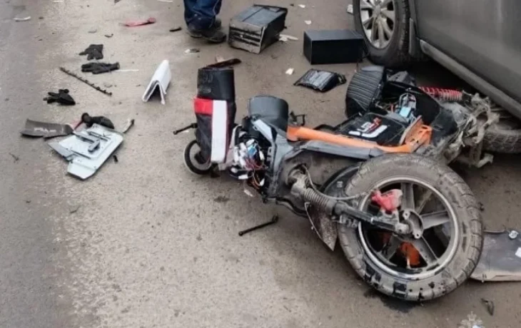 В Калуге автомобиль столкнулся со скутером В Калуге автомобиль столкнулся со скутером