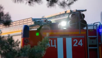 Пожарные до сих пор работают на месте пожара на промышленном предприятии в Людиново, атакованном БПЛ