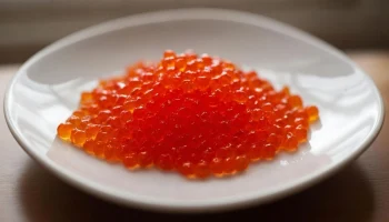 Калужан предупреждают об опасностях покупки красной икры в интернете