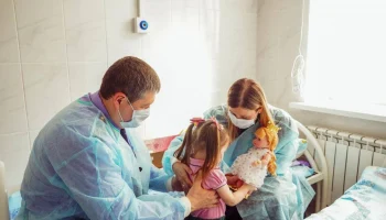 Чуть не погибшая в Воронеже девочка из калужского села нашла новую семью