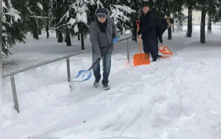 Калужские чиновники присоединились к уборке снега