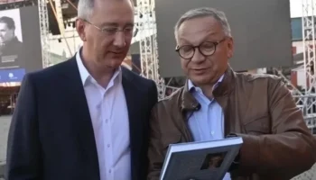 Владислав Шапша поздравил Игоря Угольникова с вручением Ордена Почета