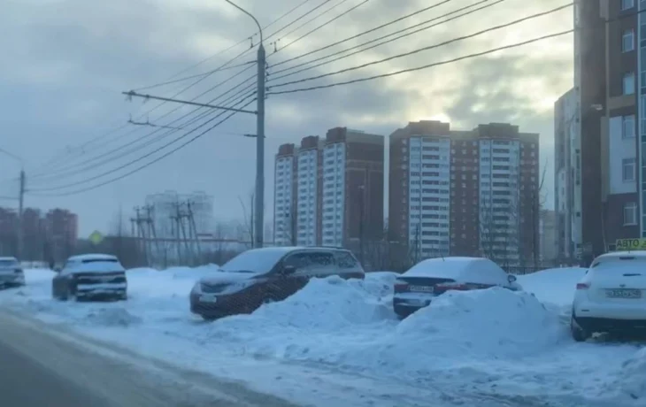 Снежный хаос: калужские водители побросали машины на проезжей части Снежный хаос: калужские водители побросали машины на проезжей части