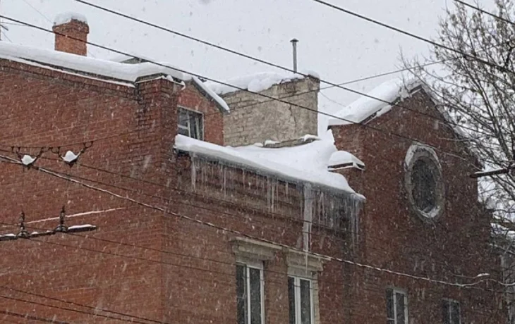 УК Калуги пригрозили уголовными делами в случае травмирования людей из-за падения сосулек