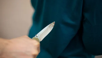 В Калуге перед судом предстанет мужчина, нанесший ножевое ранение знакомому