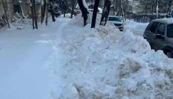 В Калуге после очистки проезжей части снег свалили на тротуар