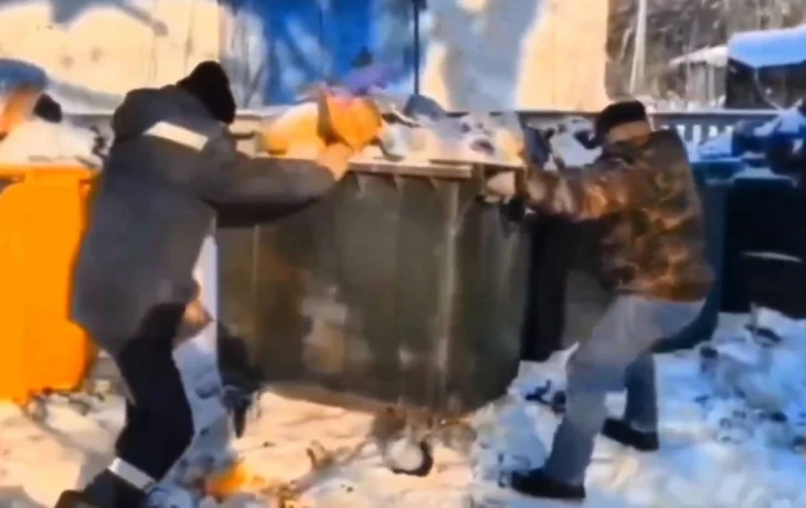 Министр показал тяжелые будни сотрудников, вывозящих мусор в Калуге