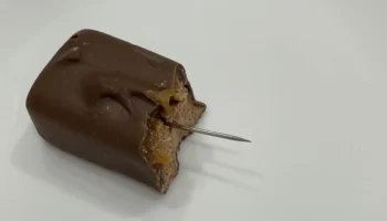 Полиция начала проверку по факту обнаружения калужанкой иглы в конфете