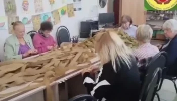 Пожилые жители Калужской области помогают бойцам на передовой