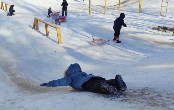 &laquo;Сделайте детям горки&raquo;: калужане предложили полезно использовать снежные навалы, но власти идею не п