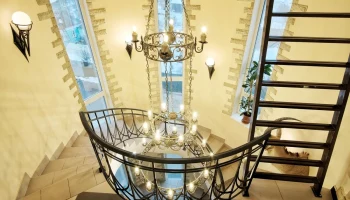 Трёхэтажный замок с бассейном и VIP-залом продают в Калужской области за 131 млн