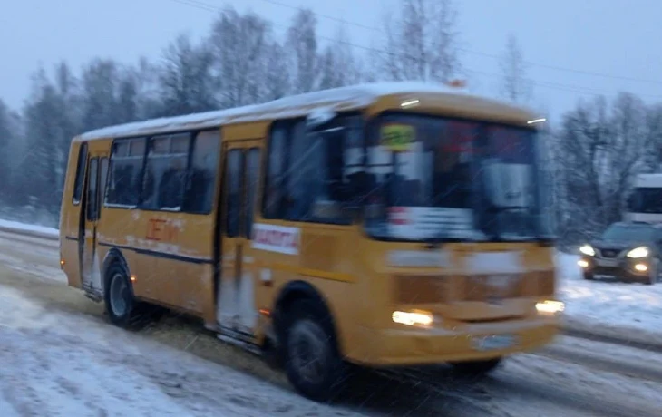 Школьный автобус в Ермолино не смог доставить детей из-за встрявшей фуры