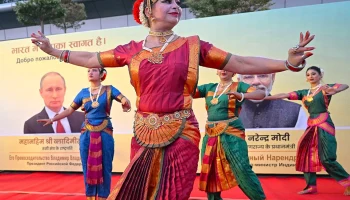 Портреты окуривали благовониями на удачу, девушки танцевали в национальных костюмах: как Индия встре