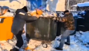 Министр показал тяжелые будни сотрудников, вывозящих мусор в Калуге