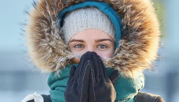 «Я не мерзлячка, это ты слишком горячий»: почему женщины чувствуют холод сильнее мужчин